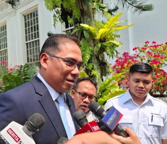 Rektor IPB Alim Setiawan Slamet Dilantik Jadi Wakil Menteri Pertanian, Ini Profilnya Dr Alim Setiawan Slamet resmi dilantik sebagai Wakil Menteri Pertanian RI di Istana Negara, Jakarta, Kamis (15/10/2026). Sebelum mendapat penugasan di pemerintahan, Alim menjabat sebagai Rektor IPB University. Foto: Istimewa