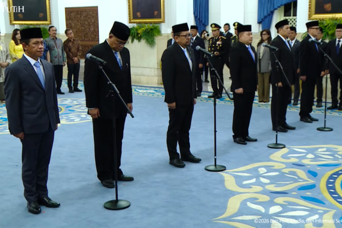 Presiden Prabowo Subianto melantik Jenderal TNI Maruli Simanjuntak sebagai Wakil Panglima TNI dan Jenderal TNI Tandyo Budi Revita sebagai KSAD di Istana Negara, Jakarta, Kamis (15/10/2026). Foto: Setpres