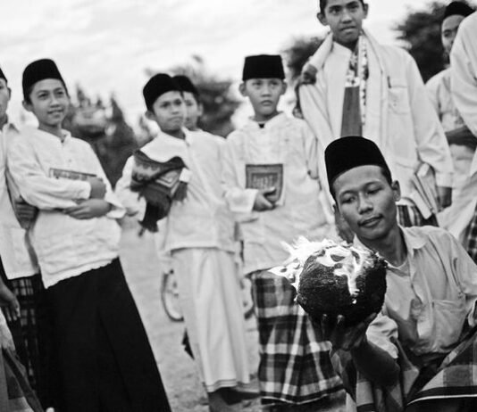 Hari Santri Nasional 2026: Santri Harus Berani Maju, Tanpa Kehilangan Adab Santri masa kini harus mampu menjaga adab, menguasai ilmu pengetahuan dan teknologi, serta berkontribusi nyata bagi masyarakat dalam momentum Hari Santri Nasional 2026. Foto: Istimewa